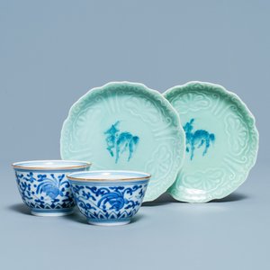 Een paar Japanse blauw-witte Arita kommen en een paar celadon 'herten' schotels, Edo, 18/19e eeuw — foto 1