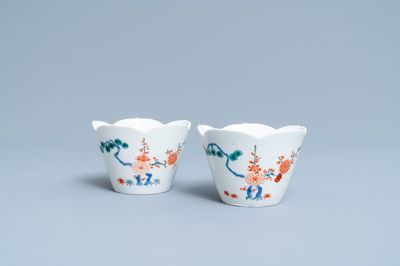Een paar Japanse bloemvormige Kakiemon kommen, Edo, 18e eeuw