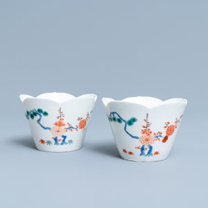 Een paar Japanse bloemvormige Kakiemon kommen, Edo, 18e eeuw — foto 1