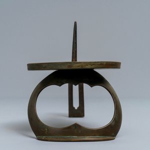 Een paar Japanse bronzen shokudai kandelaars en een kleiner exemplaar, Meiji/Showa, 19/20e eeuw — foto 5