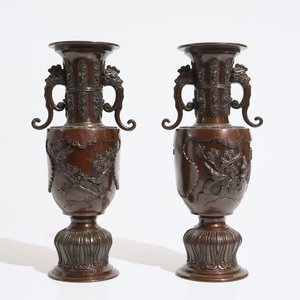 Een paar Japanse bronzen vazen met reliëfdecor, Meiji, 19e eeuw — foto 1