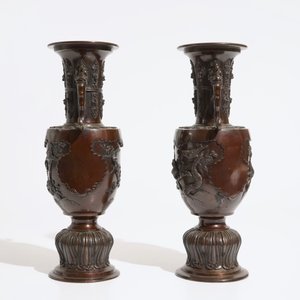 Een paar Japanse bronzen vazen met reliëfdecor, Meiji, 19e eeuw — foto 2