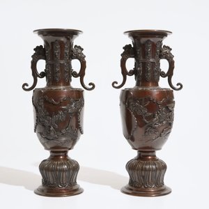 Een paar Japanse bronzen vazen met reliëfdecor, Meiji, 19e eeuw — foto 3
