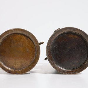 Een paar Japanse bronzen vazen met reliëfdecor, Meiji, 19e eeuw — foto 5