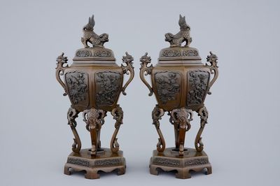 Een paar Japanse bronzen wierookbranders met reliëfdecor, 19e eeuw