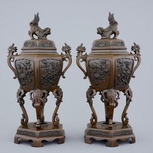 Een paar Japanse bronzen wierookbranders met reliëfdecor, 19e eeuw — foto 1