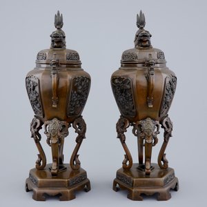 Een paar Japanse bronzen wierookbranders met reliëfdecor, 19e eeuw — foto 2
