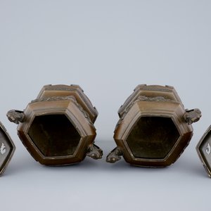 Een paar Japanse bronzen wierookbranders met reliëfdecor, 19e eeuw — foto 5