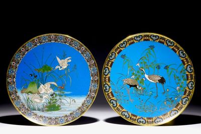 Een paar Japanse cloisonné schotels met vogeldecor, Meiji, 19e eeuw