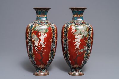 Een paar Japanse cloisonné vazen, Meiji, 19e eeuw