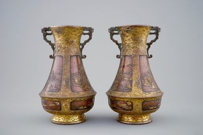 Een paar Japanse deels vergulde bronzen vazen met reliëfdecor, Meiji, 19e eeuw
