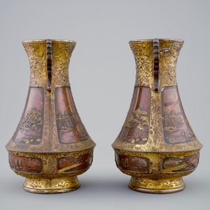 Een paar Japanse deels vergulde bronzen vazen met reliëfdecor, Meiji, 19e eeuw — foto 2