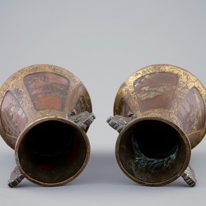 Een paar Japanse deels vergulde bronzen vazen met reliëfdecor, Meiji, 19e eeuw — foto 5
