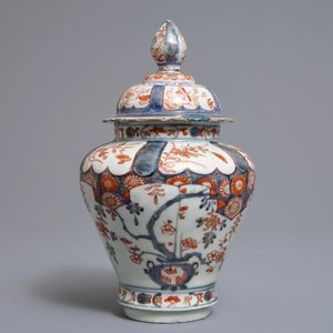 Een paar Japanse Imari dekselkoppen op schotels, een dekselvaas en een ajour wierookbrander, Edo/Meiji, 18/19e eeuw — foto 11