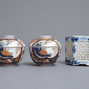 Een paar Japanse Imari dekselkoppen op schotels, een dekselvaas en een ajour wierookbrander, Edo/Meiji, 18/19e eeuw — foto 4
