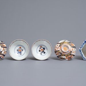 Een paar Japanse Imari dekselkoppen op schotels, een dekselvaas en een ajour wierookbrander, Edo/Meiji, 18/19e eeuw — foto 8