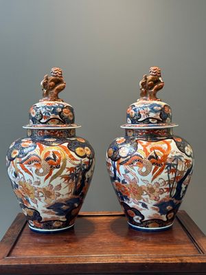 Een paar Japanse Imari dekselvazen, Edo, 18/19e eeuw — foto 4