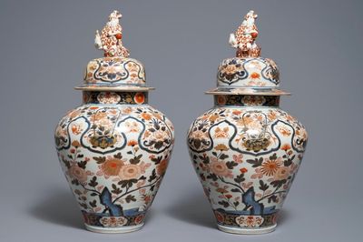 Een paar Japanse Imari dekselvazen met floraal decor, Edo, 17e eeuw