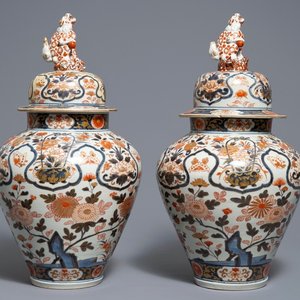 Een paar Japanse Imari dekselvazen met floraal decor, Edo, 17e eeuw — foto 1
