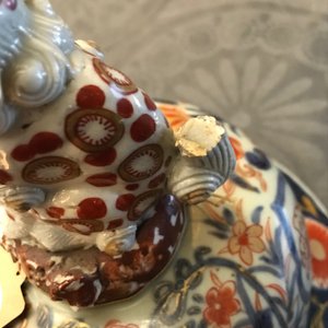 Een paar Japanse Imari dekselvazen met floraal decor, Edo, 17e eeuw — foto 14