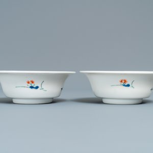 Een paar Japanse Kakiemon kommen met floraal decor, Edo, 17/18e eeuw — foto 6