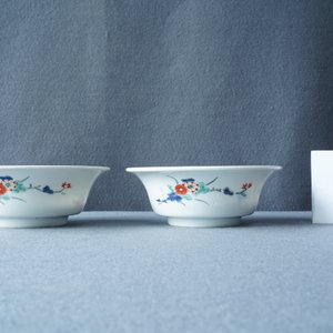 Een paar Japanse Kakiemon kommen met floraal decor, Edo, 17/18e eeuw — foto 8