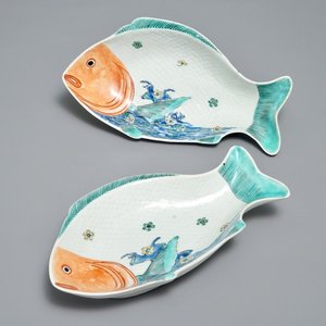Een paar Japanse Kakiemon-stijl schotels in de vorm van een karper, Hizen, Edo, 17e eeuw — foto 1