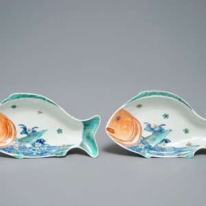 Een paar Japanse Kakiemon-stijl schotels in de vorm van een karper, Hizen, Edo, 17e eeuw — foto 2