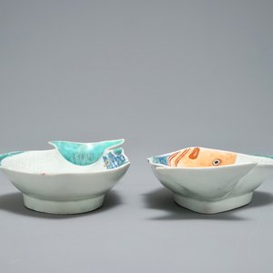 Een paar Japanse Kakiemon-stijl schotels in de vorm van een karper, Hizen, Edo, 17e eeuw — foto 4