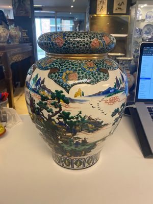 Een paar Japanse Kutani dekselvazen met landschapsdecor, Meiji, 19e eeuw — foto 1