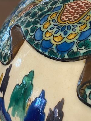 Een paar Japanse Kutani dekselvazen met landschapsdecor, Meiji, 19e eeuw — foto 14