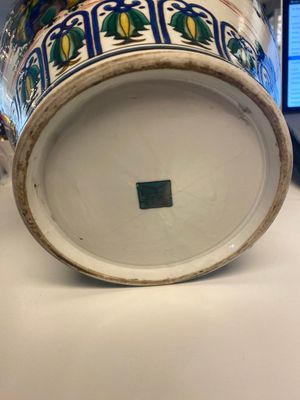 Een paar Japanse Kutani dekselvazen met landschapsdecor, Meiji, 19e eeuw — foto 17