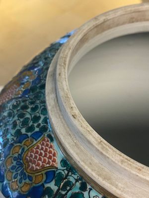 Een paar Japanse Kutani dekselvazen met landschapsdecor, Meiji, 19e eeuw — foto 27