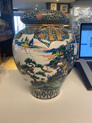 Een paar Japanse Kutani dekselvazen met landschapsdecor, Meiji, 19e eeuw — foto 3