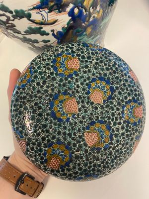 Een paar Japanse Kutani dekselvazen met landschapsdecor, Meiji, 19e eeuw — foto 5