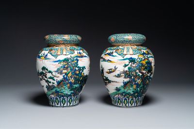 Een paar Japanse Kutani dekselvazen met landschapsdecor, Meiji, 19e eeuw