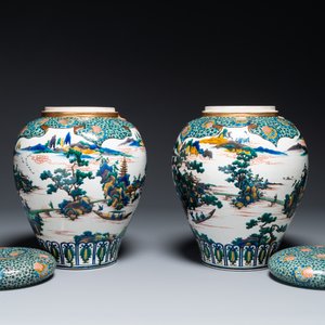 Een paar Japanse Kutani dekselvazen met landschapsdecor, Meiji, 19e eeuw — foto 4