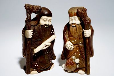 Een paar Japanse okimono in hout en ivoor, Meiji, gesigneerd