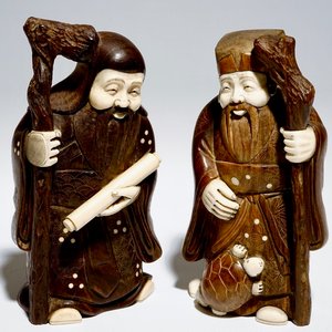 Een paar Japanse okimono in hout en ivoor, Meiji, gesigneerd — foto 1