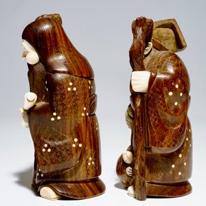 Een paar Japanse okimono in hout en ivoor, Meiji, gesigneerd — foto 3