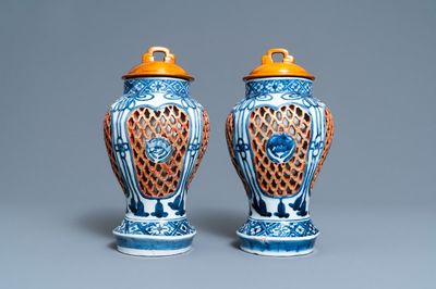 Een paar Japanse opengewerkte blauw-witte vazen, Arita, Edo, 17/18e eeuw