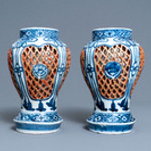 Een paar Japanse opengewerkte blauw-witte vazen, Arita, Edo, 17/18e eeuw — foto 2