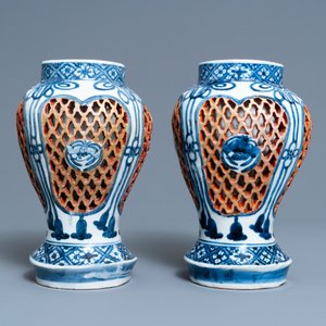 Een paar Japanse opengewerkte blauw-witte vazen, Arita, Edo, 17/18e eeuw — foto 5