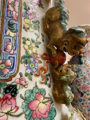 Een paar kapitale Chinese famille rose vazen, 19e eeuw — foto 4