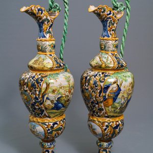 Een paar kapitale Italiaanse majolica schenkkannen met figuren in landschappen, 19e eeuw — foto 1