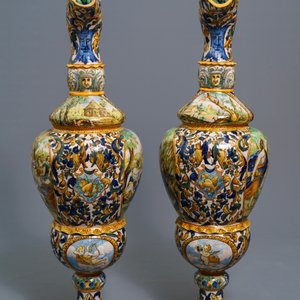 Een paar kapitale Italiaanse majolica schenkkannen met figuren in landschappen, 19e eeuw — foto 3