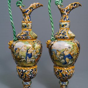 Een paar kapitale Italiaanse majolica schenkkannen met figuren in landschappen, 19e eeuw — foto 4