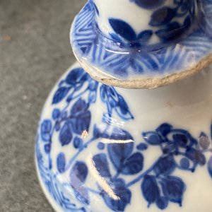 Een paar kleine Chinese blauw-witte kandelaars en drie vaasjes, Kangxi — foto 12
