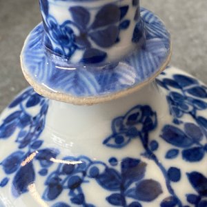 Een paar kleine Chinese blauw-witte kandelaars en drie vaasjes, Kangxi — foto 13
