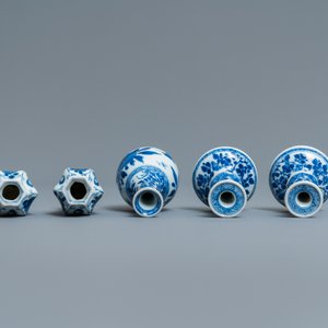 Een paar kleine Chinese blauw-witte kandelaars en drie vaasjes, Kangxi — foto 5